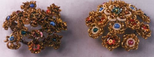 Original und Kopie einer Brosche zur Fixierung des "Hohen Kranzes"