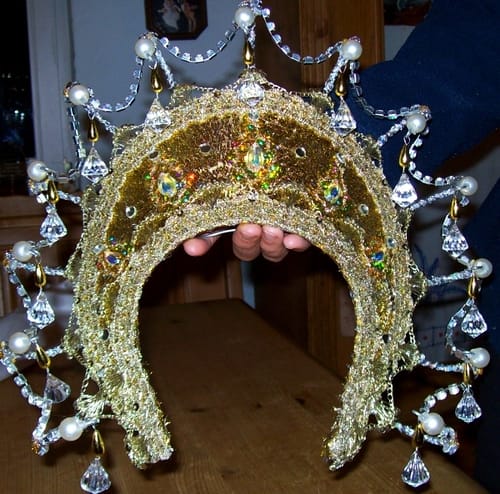 Kopfschmuck gefertigt für den Tanz einer indischen Gottheit
